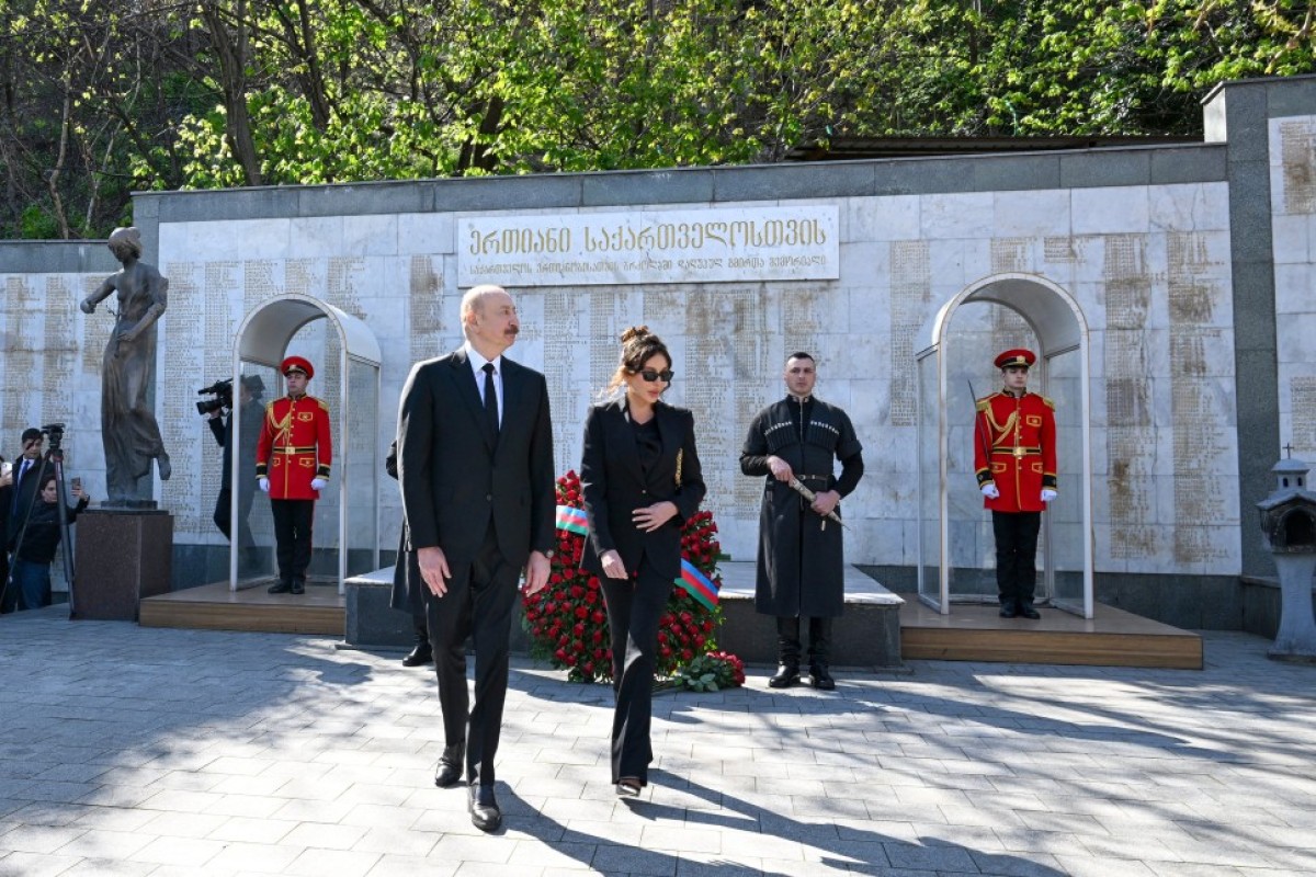 Алиев возложил венок к Мемориалу Героев в Тбилиси-ФОТО -ОБНОВЛЕНО 