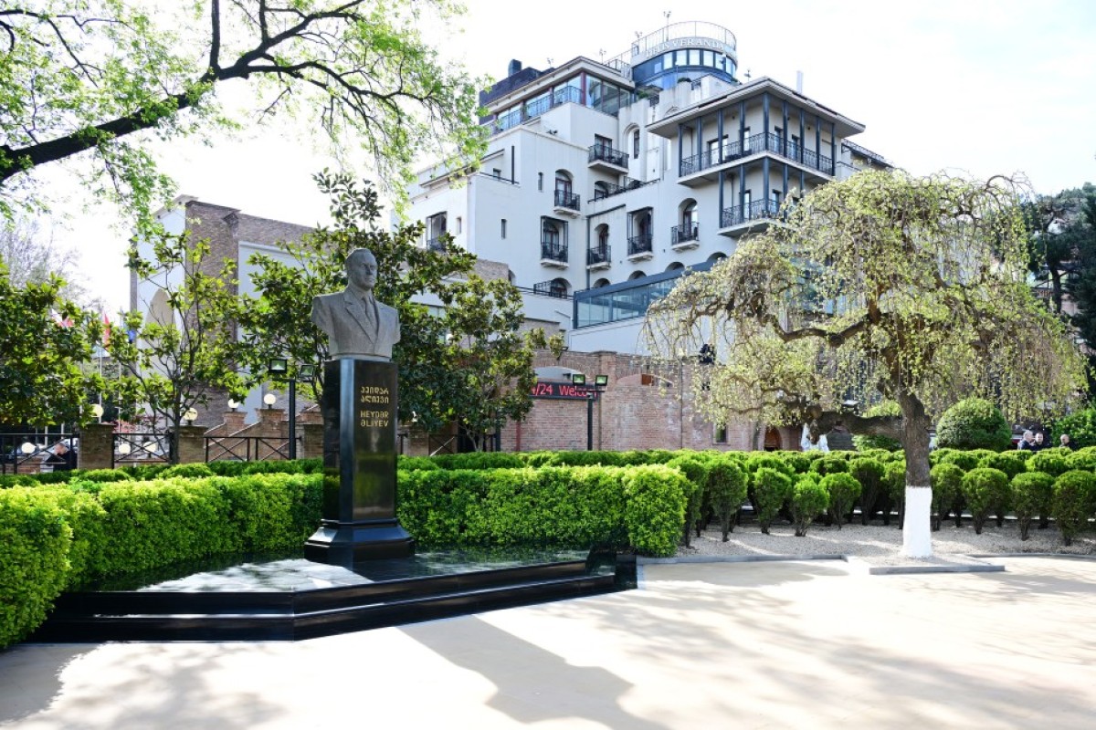 Алиев возложил венок к памятнику Гейдару Алиеву в Тбилиси-ОБНОВЛЕНО -ФОТО -ВИДЕО 