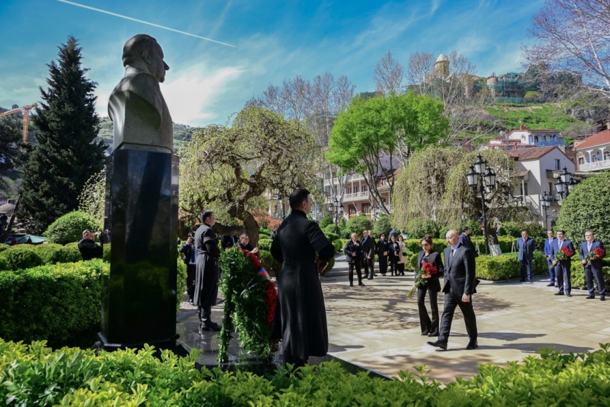 Алиев возложил венок к памятнику Гейдару Алиеву в Тбилиси-ОБНОВЛЕНО -ФОТО -ВИДЕО 