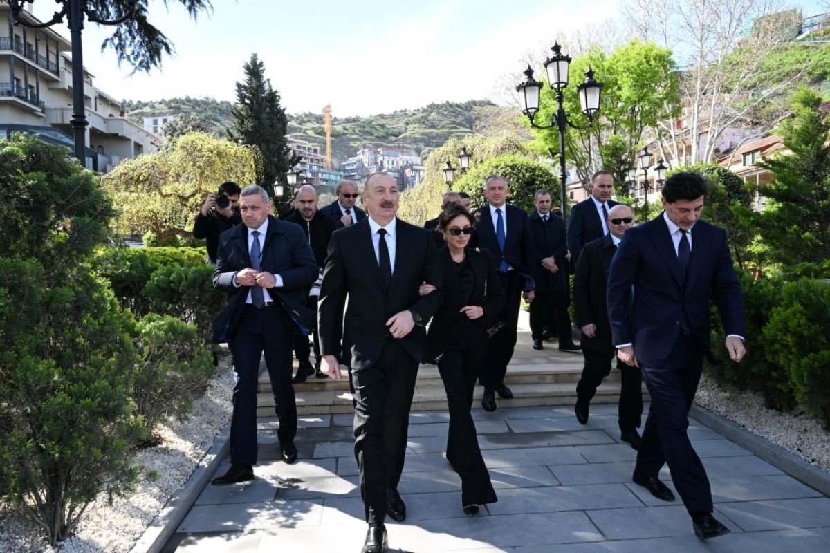 Алиев возложил венок к памятнику Гейдару Алиеву в Тбилиси-ОБНОВЛЕНО -ФОТО -ВИДЕО 
