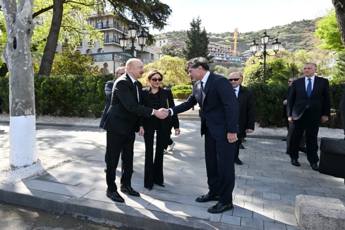 Алиев возложил венок к памятнику Гейдару Алиеву в Тбилиси-ОБНОВЛЕНО -ФОТО -ВИДЕО 
