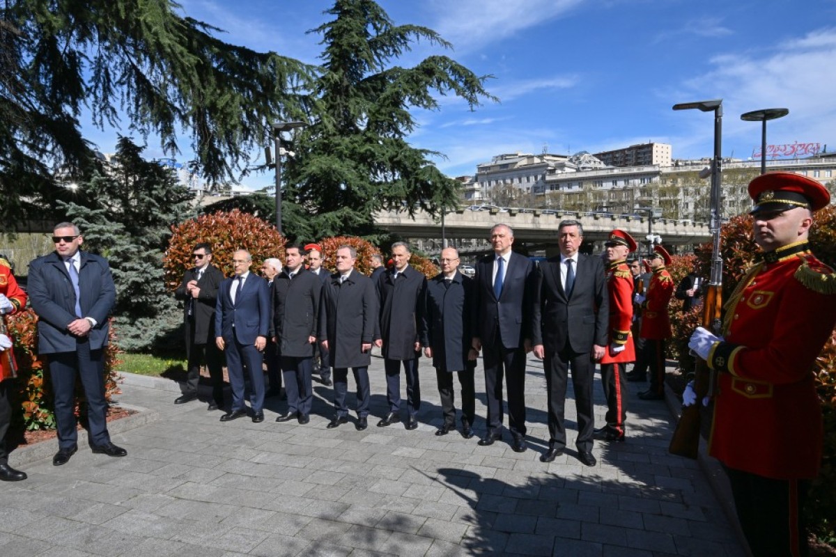 Алиев возложил венок к памятнику Гейдару Алиеву в Тбилиси-ОБНОВЛЕНО -ФОТО -ВИДЕО 