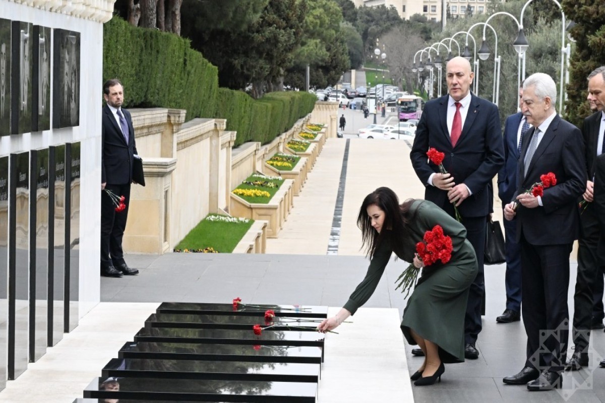 Премьер Литвы Инга Ругинене почтила память шехидов -ФОТО 