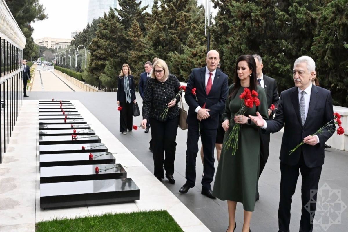 Премьер Литвы Инга Ругинене почтила память шехидов -ФОТО 