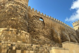 В Ичеришехер частично разрушился участок крепостной стены