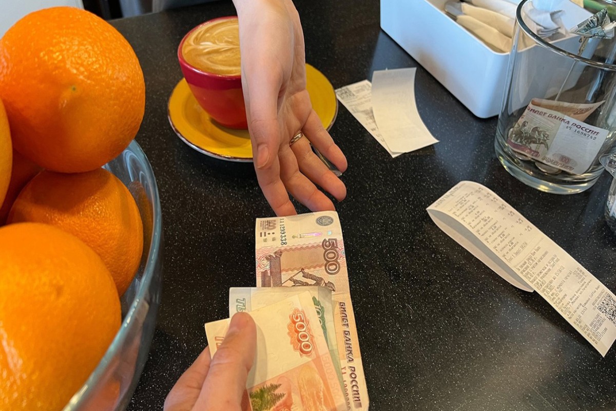 Россияне достают старую добрую наличку
