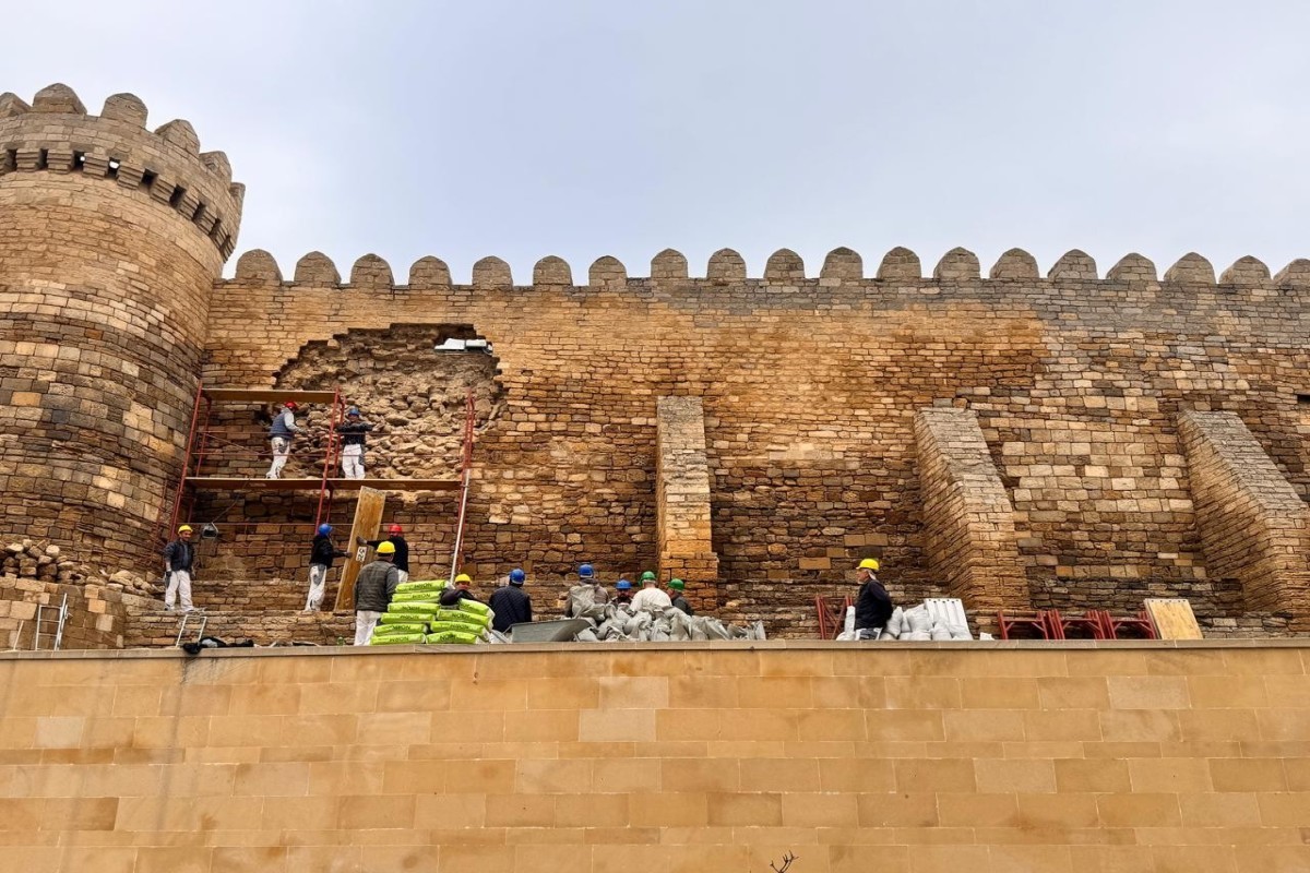 Сотрудники ИВ Баку продолжают восстановление обрушившейся стены в Ичеришехер-ФОТО 