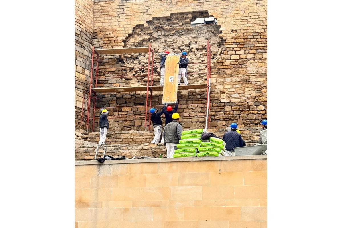 Сотрудники ИВ Баку продолжают восстановление обрушившейся стены в Ичеришехер-ФОТО 