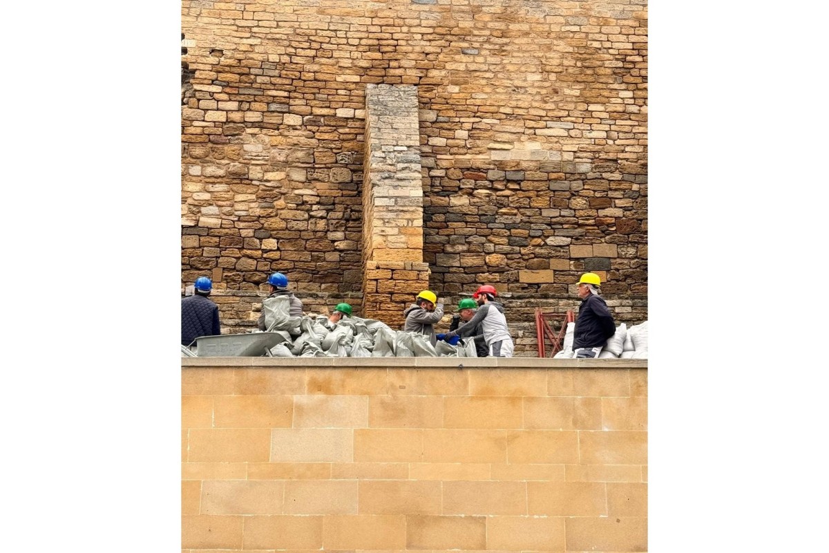 Сотрудники ИВ Баку продолжают восстановление обрушившейся стены в Ичеришехер-ФОТО 