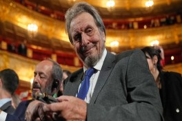 Отец Илона Маска рассказал, что его сын ездит в некоторые страны инкогнито