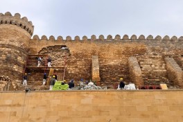 Сотрудники ИВ Баку продолжают восстановление обрушившейся стены в Ичеришехер-ФОТО 