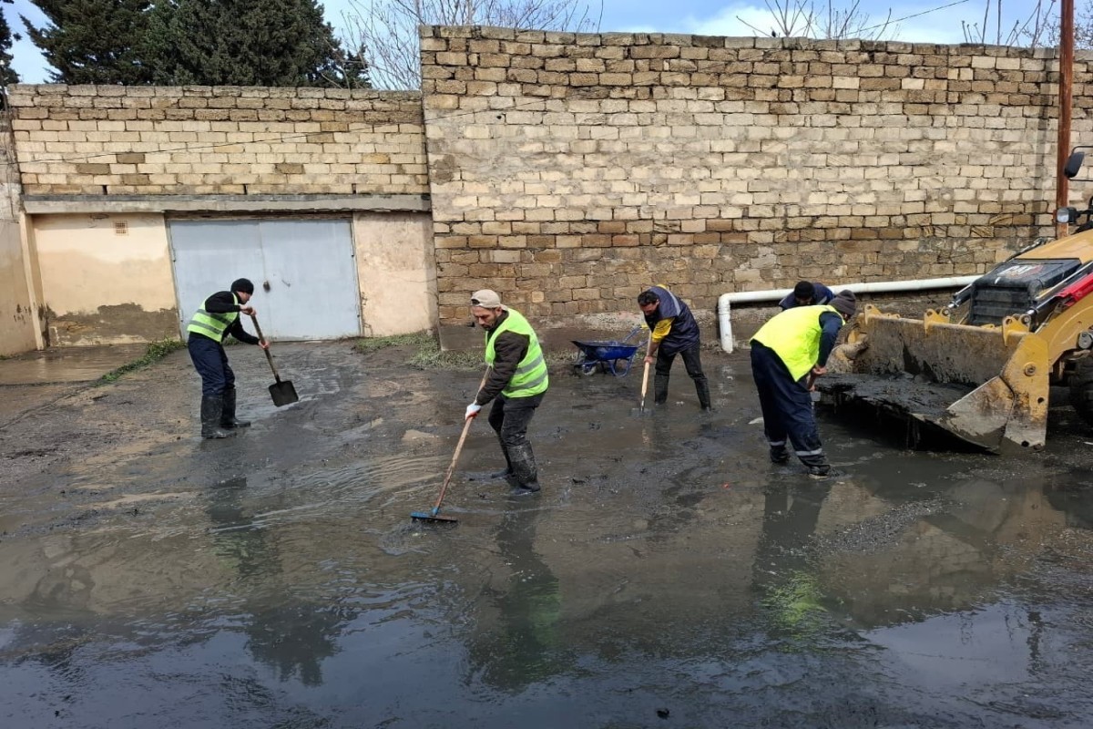 В Кешля устраняют последствия подтопления после ливней-ФОТО 