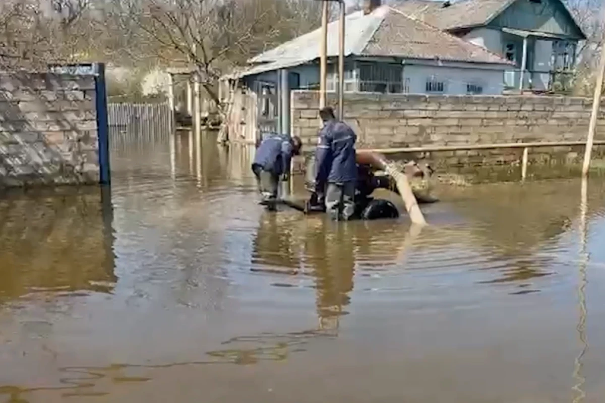 МЧС устраняет последствия ливней в Баку и регионах-ВИДЕО 