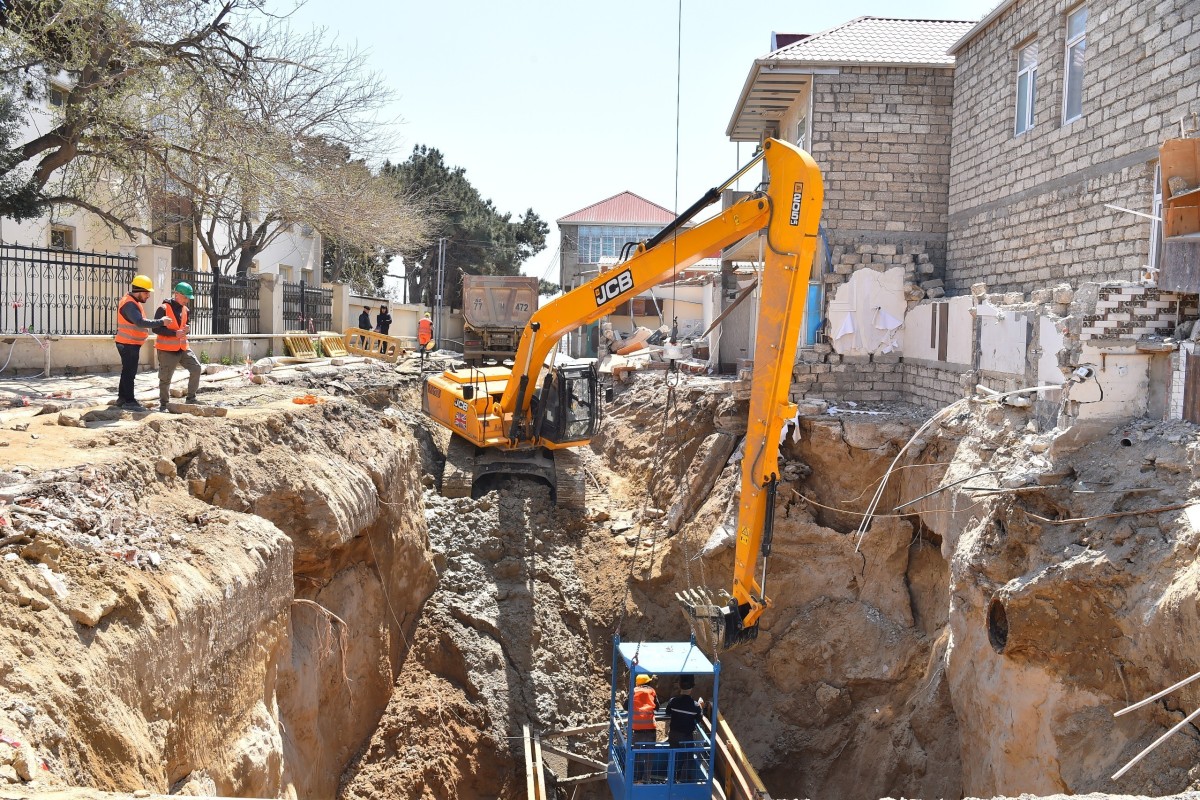 В Баку устраняют последствия обрушения коллектора-ФОТО 
