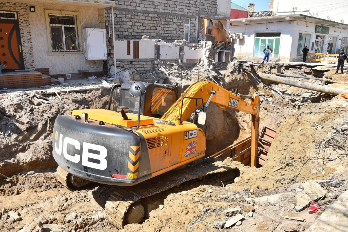 В Баку устраняют последствия обрушения коллектора-ФОТО 