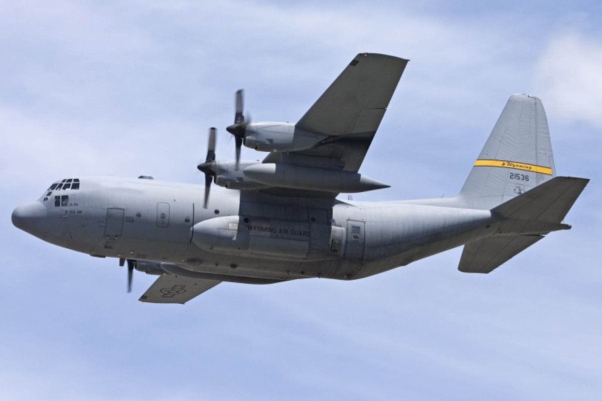 В Ирландии задержали повредившего топором американский C-130 мужчину