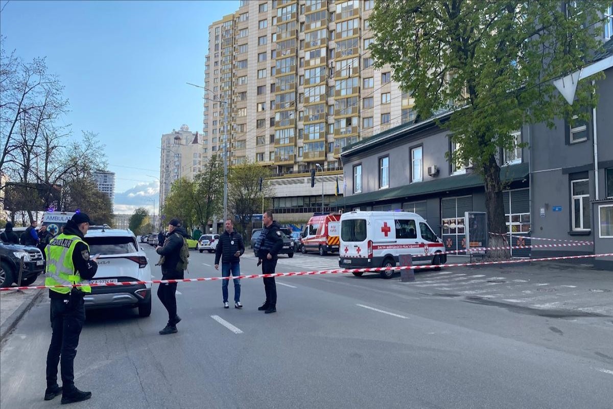 В Киеве неизвестный мужчина отрыл огонь по прохожим: есть погибшие и раненые-ФОТО -ВИДЕО 