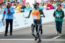 В Пекине в полумарафоне приняли участие более 300 роботов