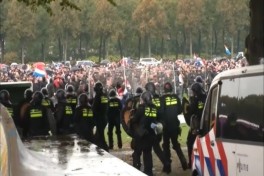 В Нидерландах акция против размещения мигрантов завершилась столкновениями с полицией