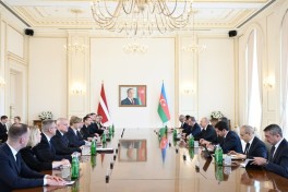 Президенты Азербайджана и Латвии провели встречу в расширенном составе