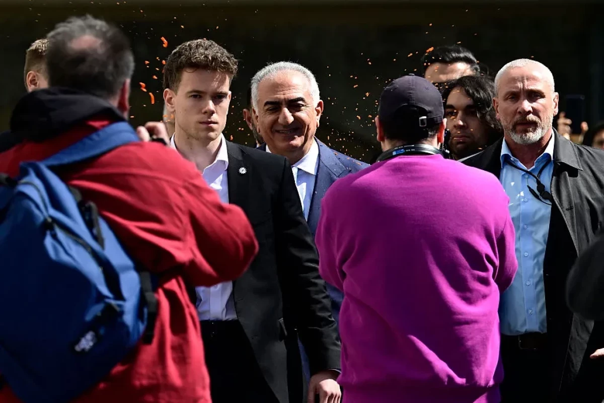 Резу Пехлеви облили красной жидкостью в Берлине-ВИДЕО 