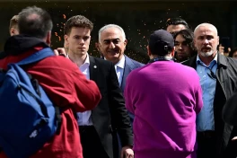 Резу Пехлеви облили красной жидкостью в Берлине-ВИДЕО 