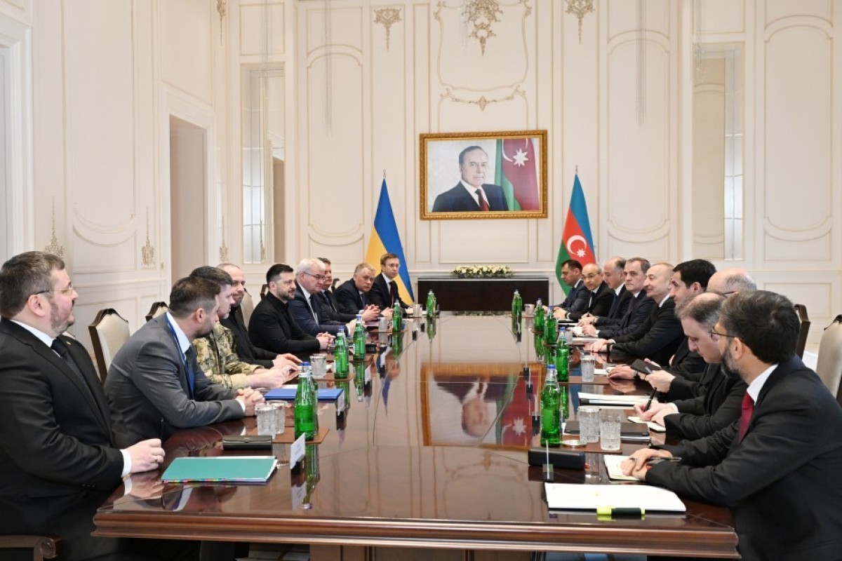 Алиев и Зеленский проводят встречу в расширенном составе