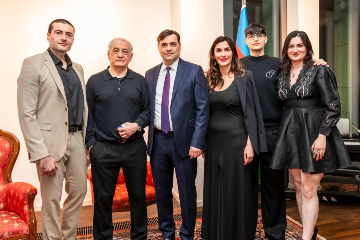 В Берлине организовали встречу Фахраддина Манафова с соотечественниками-ФОТО 