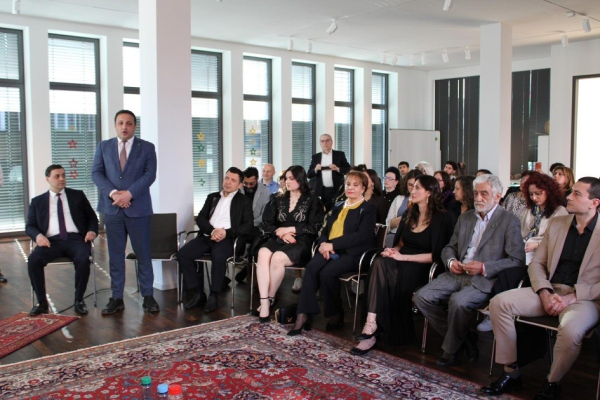 В Берлине организовали встречу Фахраддина Манафова с соотечественниками-ФОТО 