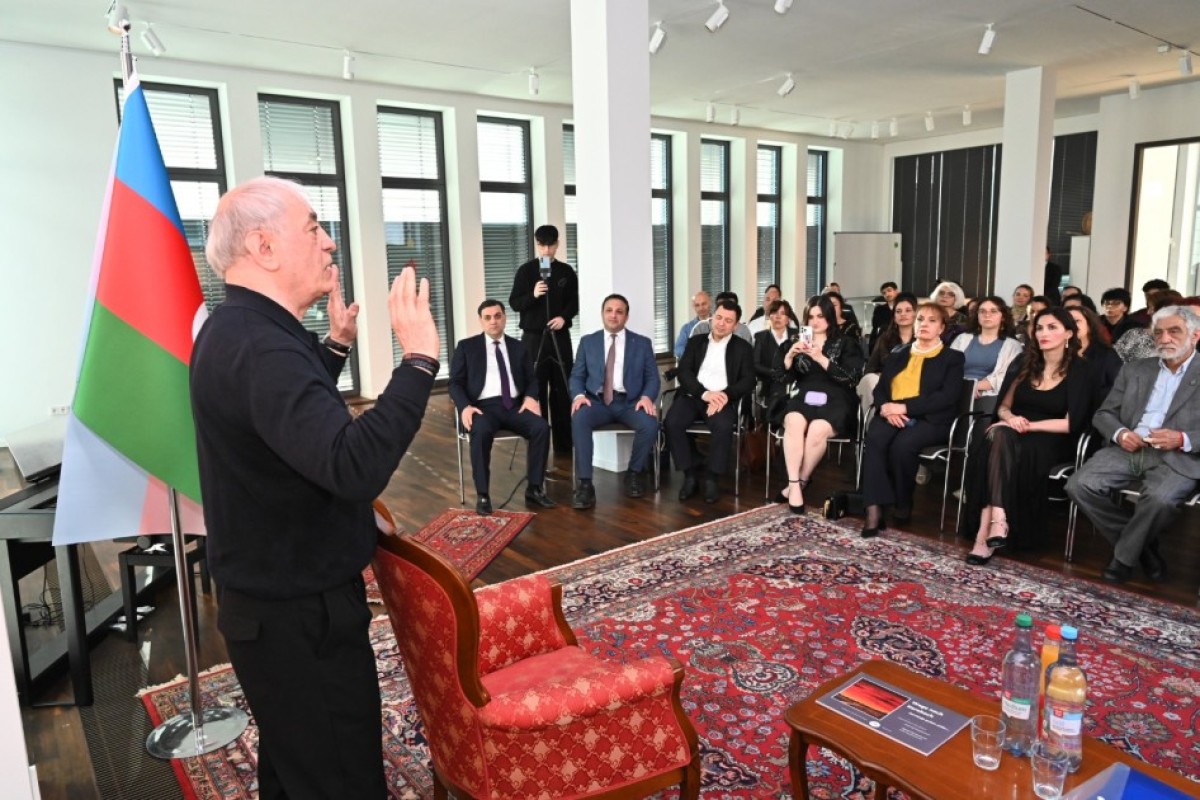 В Берлине организовали встречу Фахраддина Манафова с соотечественниками-ФОТО 