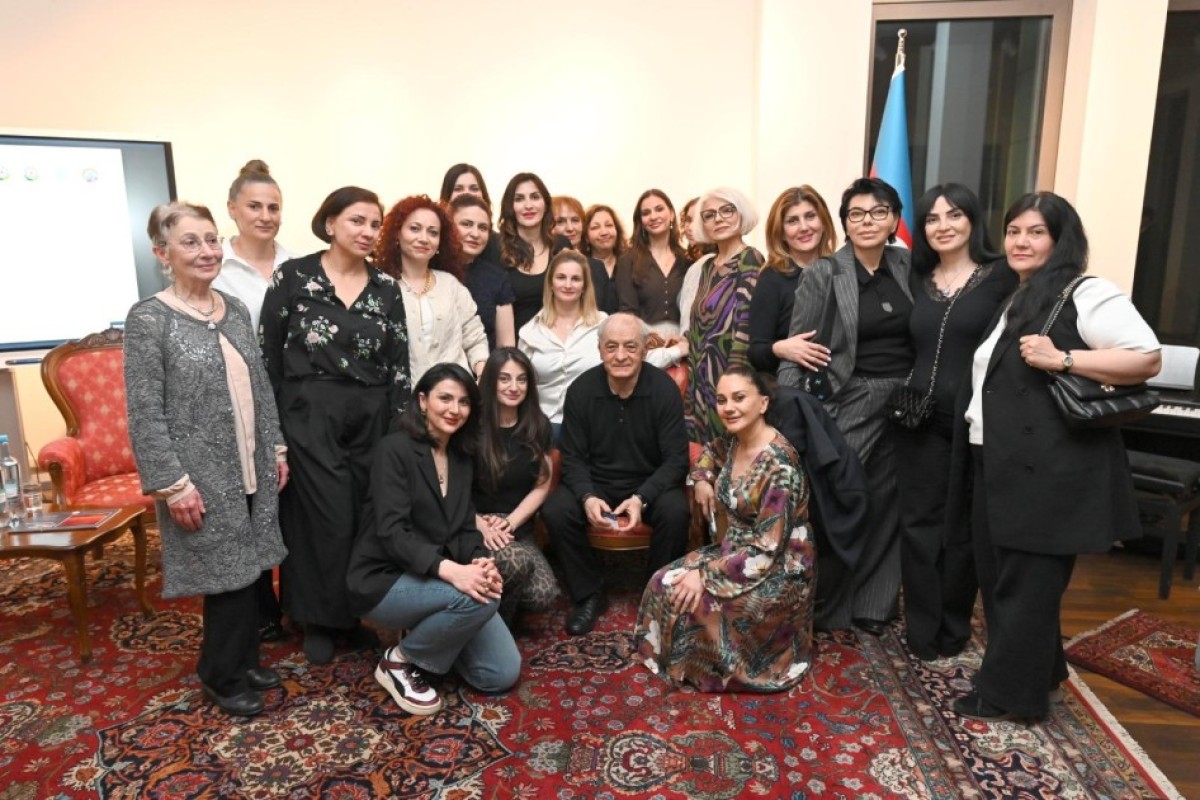 В Берлине организовали встречу Фахраддина Манафова с соотечественниками-ФОТО 