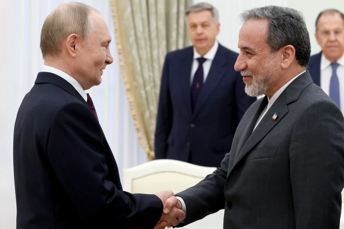 Президент России Владимир Путин и министр иностранных дел Ирана Аббас Арагчи