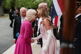 Мелания Трамп поразила образом в платье Dior на приеме с Чарльзом III
-ФОТО 