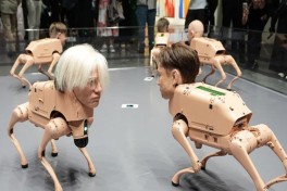 Роботы с лицами гениев захватили музей в Берлине