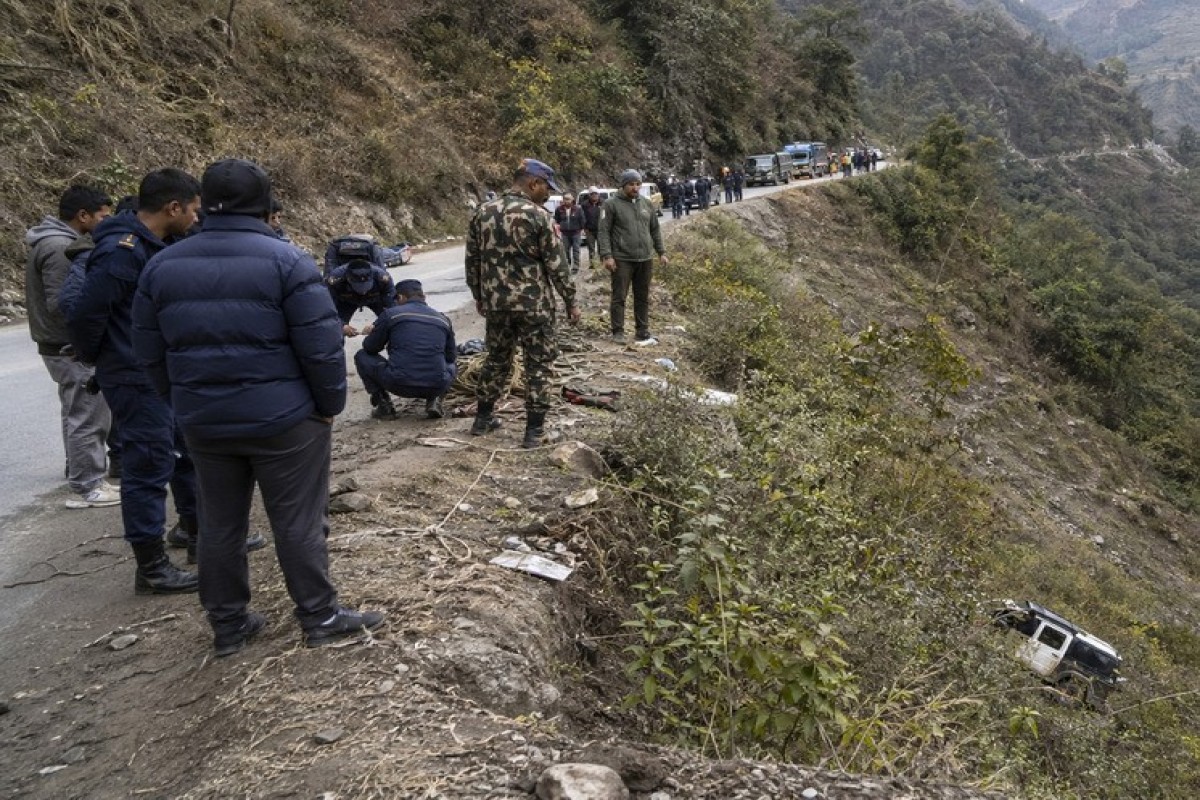 Автомобиль рухнул с 800 метров в Непале, 17 погибших