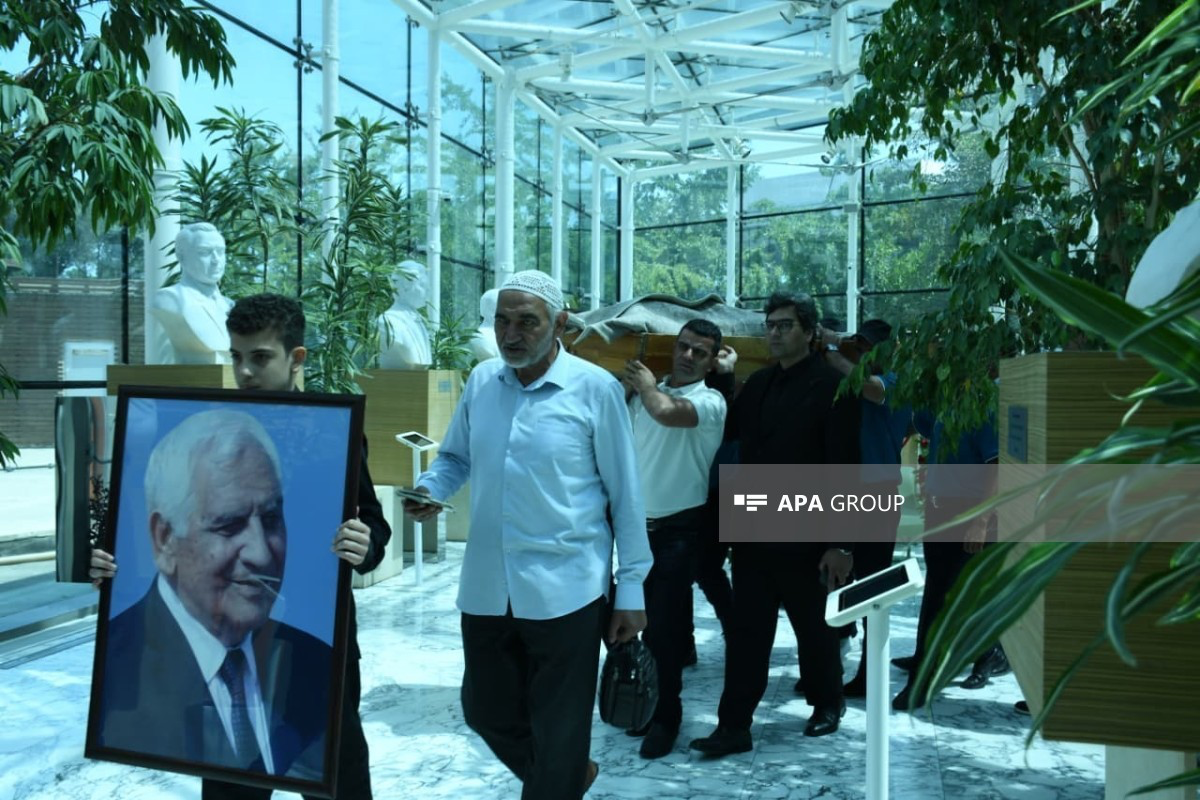Народный поэт Нариман Гасанзаде похоронен на I Аллее почётного захоронения