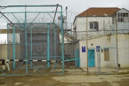 В бакинской колонии умер мужчина, задушивший собственную дочь