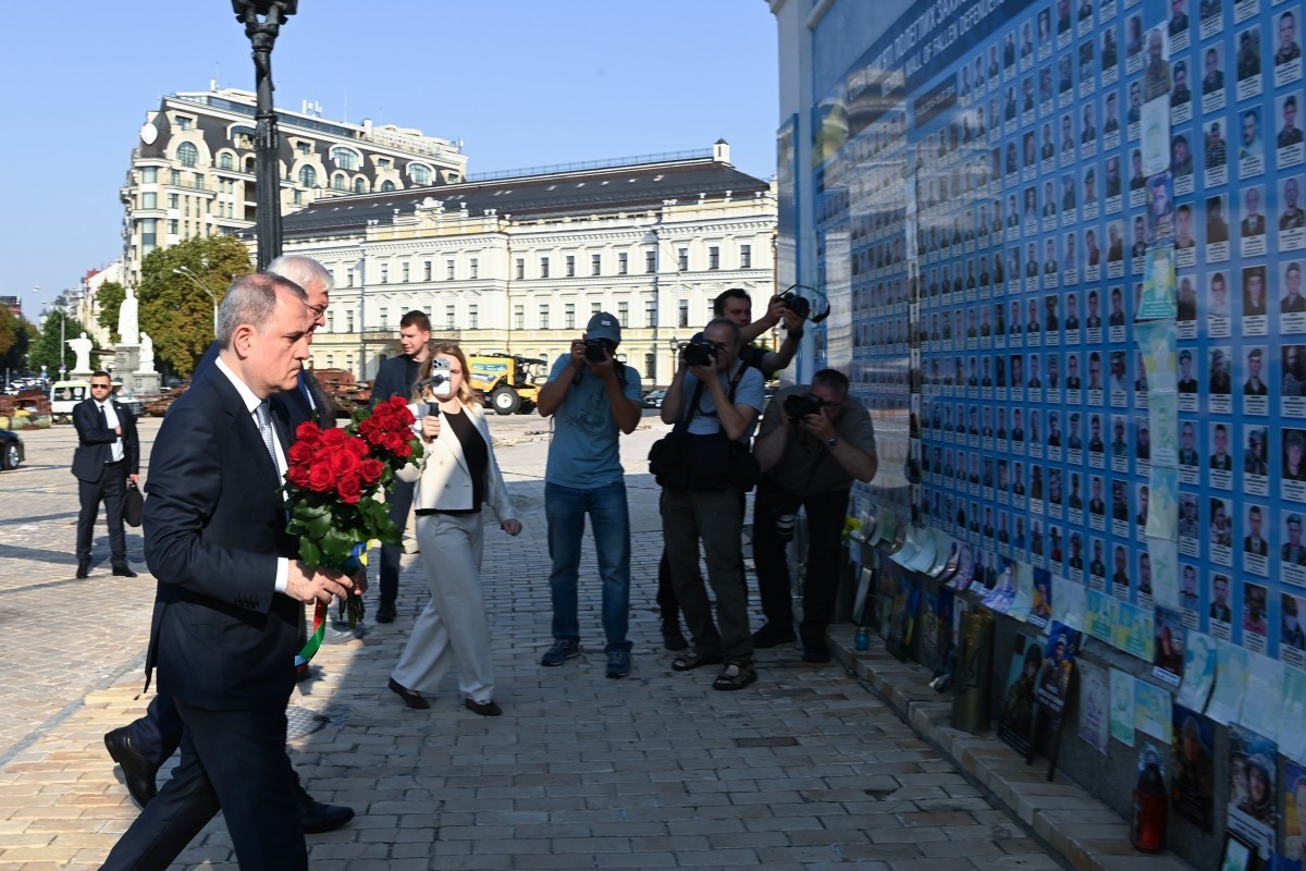 Джейхун Байрамов посетил в Киеве мемориал погибшим защитникам Украины-ФОТО 