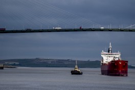 TotalEnergies: Россия экспортирует около 3 млн баррелей нефти в сутки через теневой флот