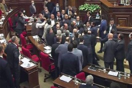 Скандал в парламенте Армении: депутатов пришлось разнимать Рубиняну