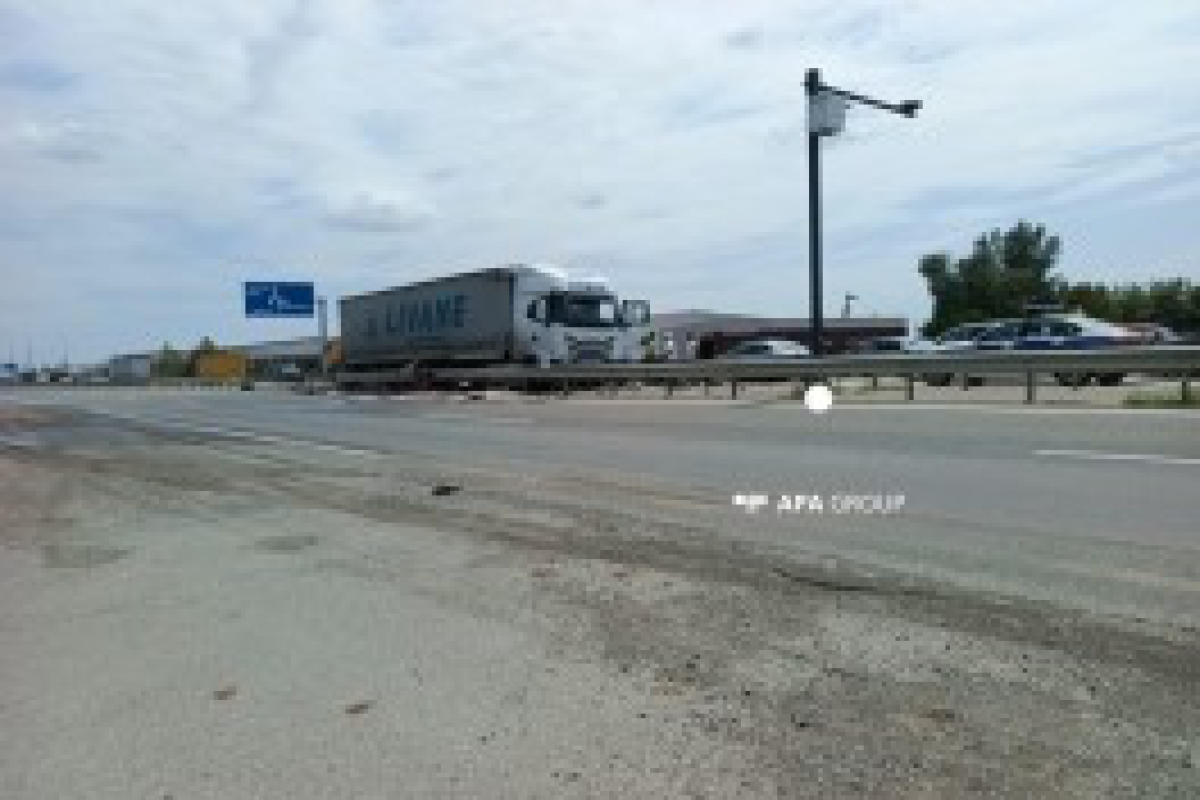 В Гёранбое грузовик совершил аварию, около тонны топлива разлилось на дороге-ФОТО 