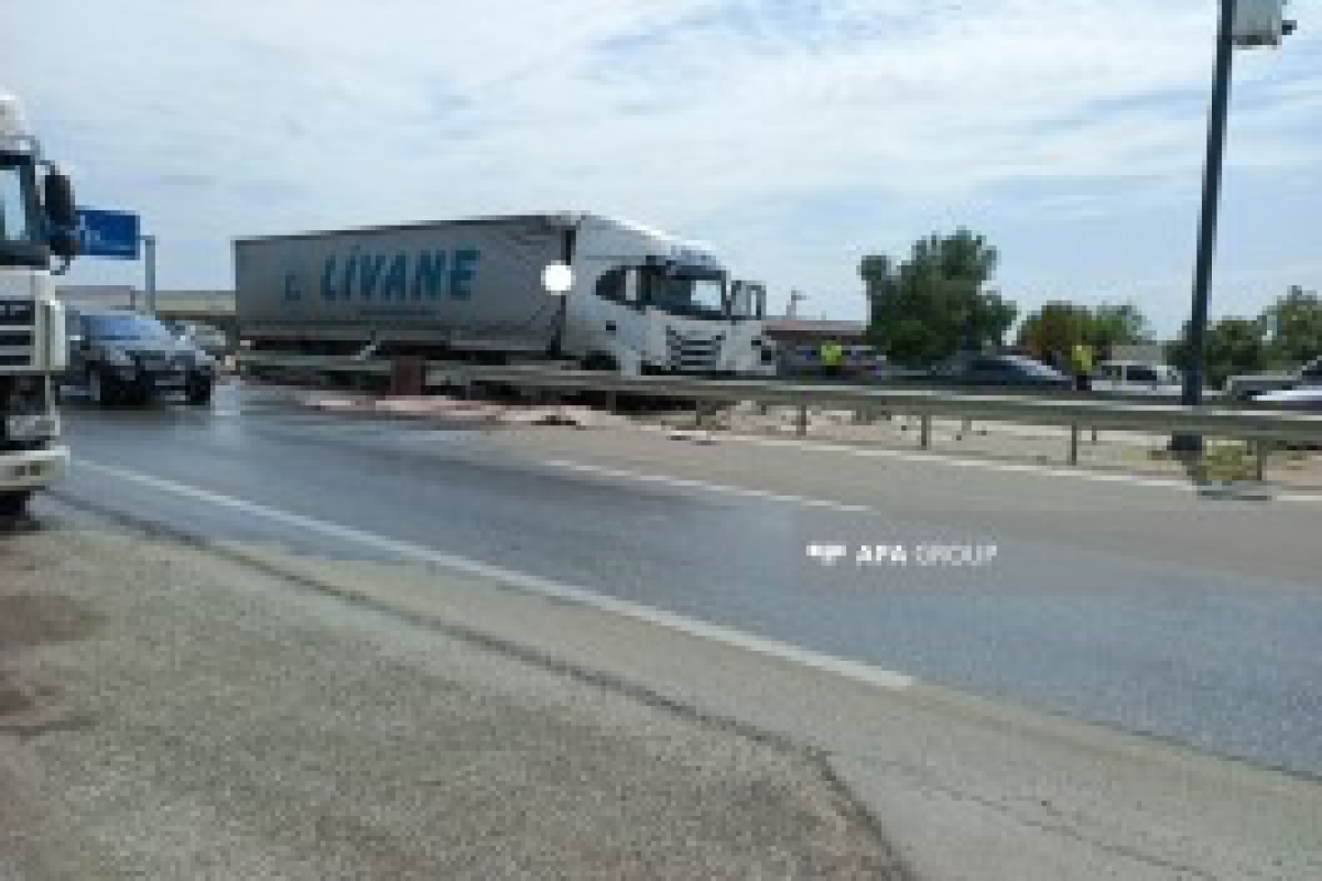 В Гёранбое грузовик совершил аварию, около тонны топлива разлилось на дороге-ФОТО 