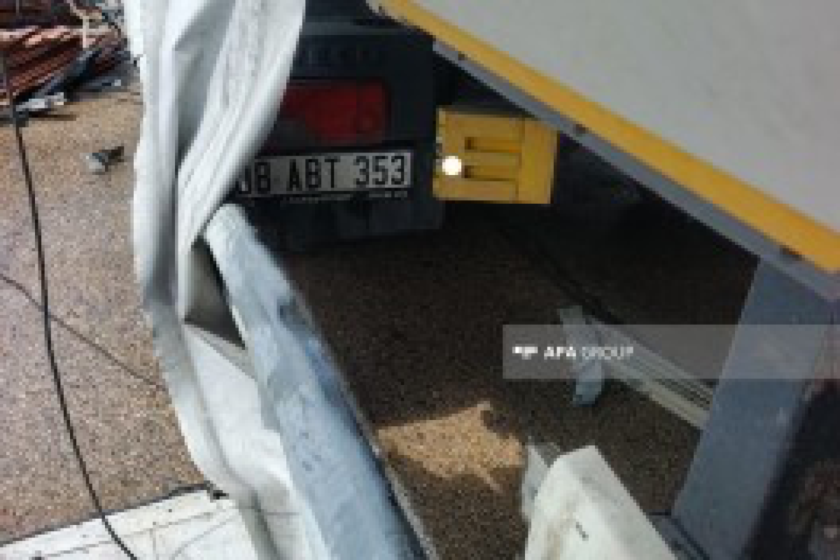 В Гёранбое грузовик совершил аварию, около тонны топлива разлилось на дороге-ФОТО 