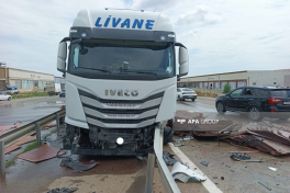 В Гёранбое грузовик совершил аварию, около тонны топлива разлилось на дороге-ФОТО 
