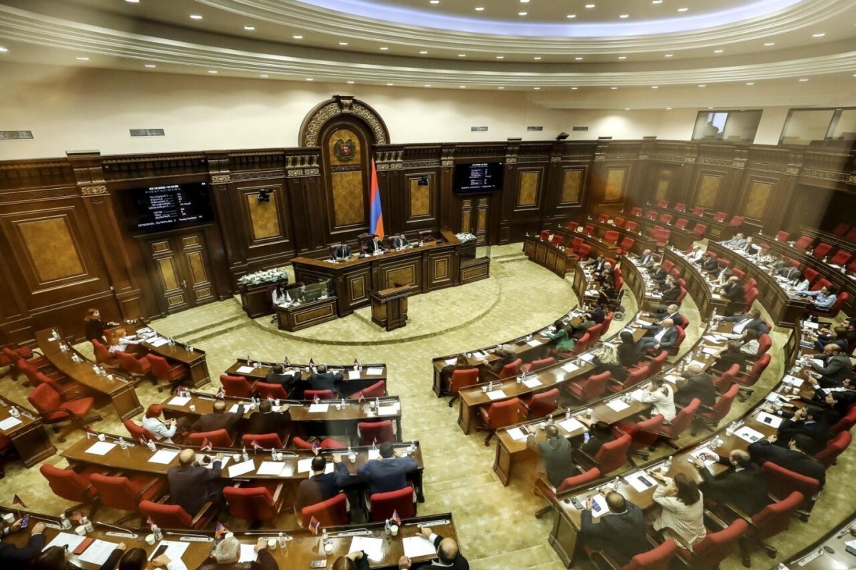 «Плевали мы на тебя»: в парламенте Армении из-за Карапетяна заговорили стихами