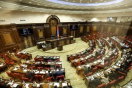 «Плевали мы на тебя»: в парламенте Армении из-за Карапетяна заговорили стихами