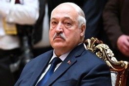 Лукашенко подарили автомат «для уверенности в мире!»