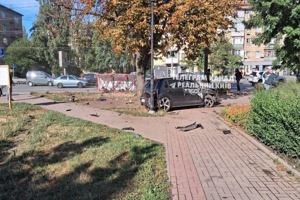 Автомобиль влетел в остановку с людьми в Киеве: есть погибшие