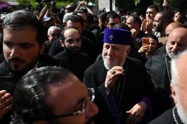Партия Пашиняна официально взяла курс на отстранение Гарегина II