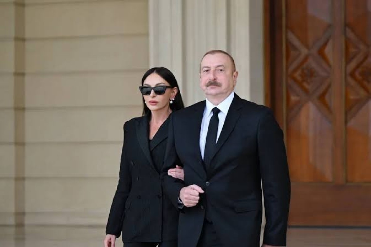 Президент Азербайджана и первая леди возложили цветы к барельефу Общенационального лидера в Ташкенте
